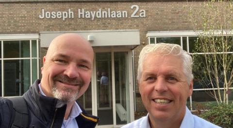 Mark van Grinsven en Mark de Buck staan voor het PKN gebouw in Utrecht